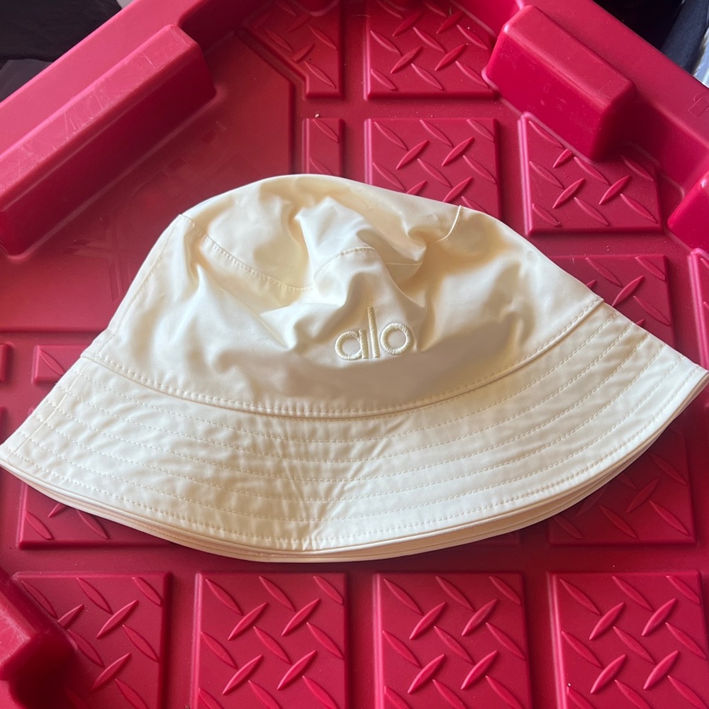 ALO yoga weekender Bucket Hat with Embroidered Logo